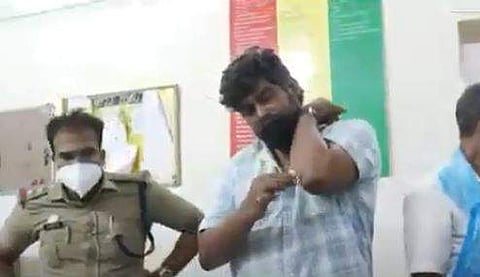 മുറിവ് പറ്റിയ ഭാഗത്ത് പഞ്ഞി ഉപയോഗിച്ച് തുടയ്ക്കുന്ന ജോജു, ടെലിവിഷന്‍ ദൃശ്യം