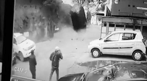 കാര്‍ എലിവേറ്റഡ് റോഡില്‍ നിന്ന് താഴേക്ക് വീഴുന്ന ദൃശ്യം