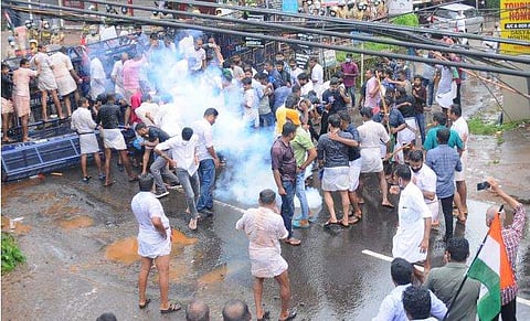 കോൺ​ഗ്രസിന്റെ പ്രതിഷേധം/ ചിത്രം: എ സനേഷ് ( ന്യൂ ഇൻഡ്യൻ എക്സ്പ്രസ്)