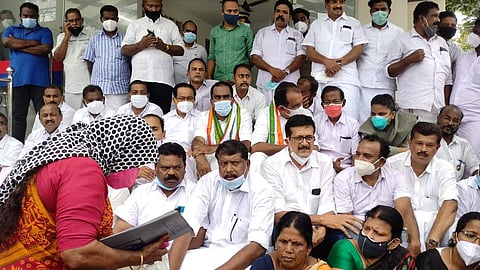 മോഫിയയുടെ ആത്മഹത്യ; സിഐയെ സസ്‌പെന്‍ഡ് ചെയ്യണം, രാത്രിയിലും സമരം തുടര്‍ന്ന് യുഡിഎഫ്‌