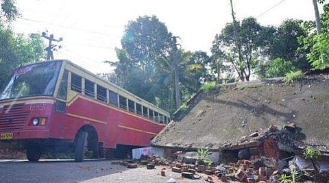 ബസ് ഇടിച്ചതിനെ തുടർന്ന് കാത്തിരിപ്പുകേന്ദ്രം തകർന്ന നിലയിൽ/ ടെലിവിഷൻ ദൃശ്യം