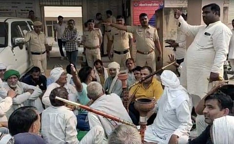 ക്ഷേത്രത്തില്‍ ബിജെപി നേതാക്കളെ ബന്ദികളാക്കി കര്‍ഷകര്‍