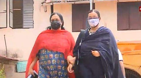 സ്വപ്‌ന സുരേഷ് അമ്മയ്‌ക്കൊപ്പം ജയിലിനു പുറത്തേക്ക്/ടിവി ദൃശ്യം