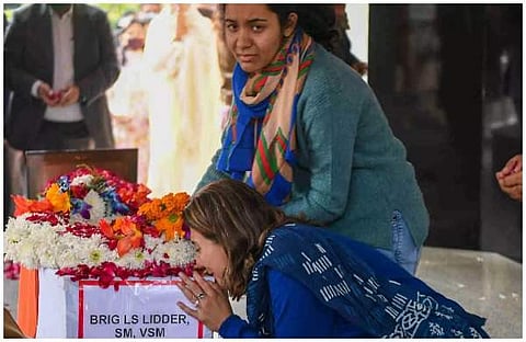 ബ്രിഗേഡിയര്‍ ലിഡ്ഡറിന് അന്തിമോപചാരം അര്‍പ്പിക്കുന്ന കുടുംബം