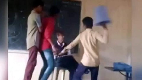 ക്ലാസ് മുറിയില്‍ കുട്ടികളുടെ അക്രമം/വിഡിയോ ദൃശ്യം