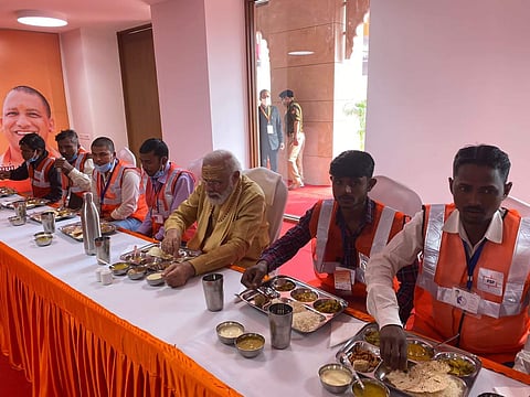 പ്രധാനമന്ത്രി നരേന്ദ്രമോദി നിര്‍മ്മാണ തൊഴിലാളികള്‍ക്കൊപ്പം ഭക്ഷണം കഴിക്കുന്നു