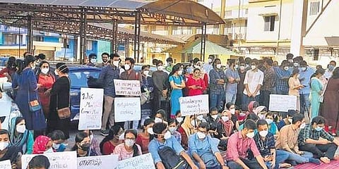 സമരം നടത്തുന്ന ഡോക്ടര്‍മാര്‍