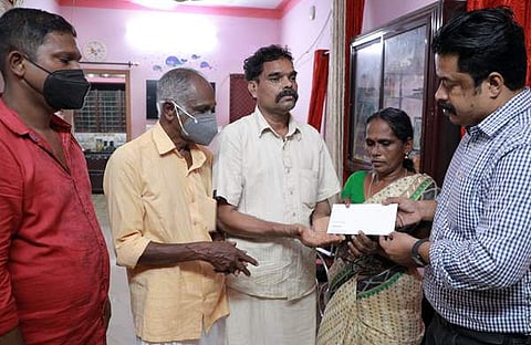 അനില്‍ കുമാറിന് ലുലു ഗ്രൂപ്പ് സഹായധനം കൈമാറുന്നു