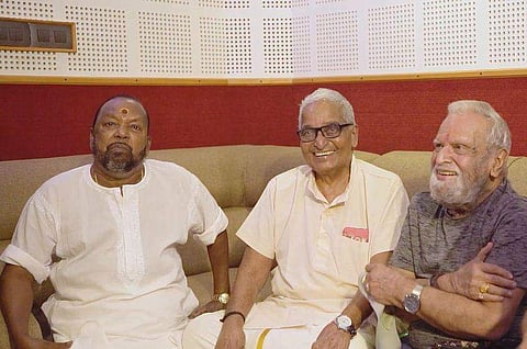 ജയചന്ദ്രനെ കാണാന്‍ കലാമണ്ഡലം ഗോപി എത്തിയപ്പോള്‍