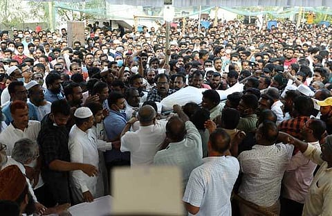 എസ്ഡിപിഐ നേതാവ് ഷാനിന് അന്ത്യാഞ്ജലി അര്‍പ്പിക്കുന്നവര്‍/എക്‌സ്പ്രസ്