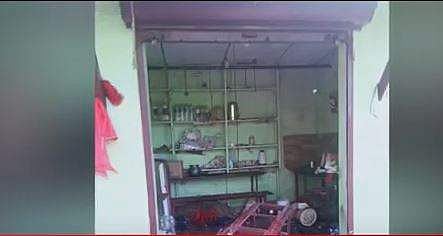 സ്‌ഫോടകവസ്തു പൊട്ടിത്തെറിച്ച് ചായക്കട തകര്‍ന്നനിലയില്‍ , ടെലിവിഷന്‍ ചിത്രം