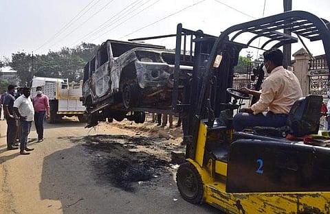 കിഴക്കമ്പലത്ത് അതിക്രമത്തില്‍ നശിപ്പിക്കപ്പെട്ട പൊലീസ് ജീപ്പ് നീക്കം ചെയ്യുന്നു/ആല്‍ബിന്‍ മാത്യു