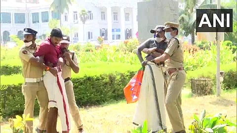 സെക്രട്ടേറിയറ്റ് മതില്‍ ചാടിക്കടന്ന യുവമോര്‍ച്ച പ്രവര്‍ത്തകരെ പൊലീസ് നീക്കം ചെയ്യുന്നു/ എഎന്‍ഐ ചിത്രം
