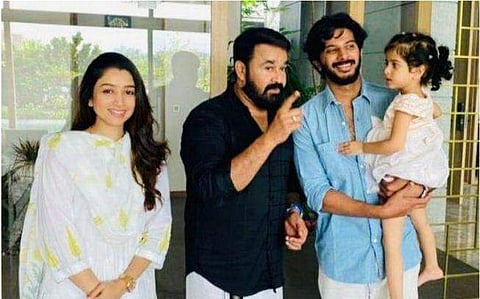മോഹൻലാൽ ദുൽഖറിനും കുടുംബത്തിനുമൊപ്പം/ ഫേയ്സ്ബുക്ക്