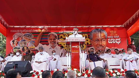 എല്‍ഡിഎഫ് വികസന മുന്നേറ്റ യാത്ര മുഖ്യമന്ത്രി പിണറായി വിജയന്‍ ഉദ്ഘാടനം ചെയ്യുന്നു/ സിപിഎം ഫെയ്‌സ്ബുക്ക് പേജ് ഫോട്ടോ