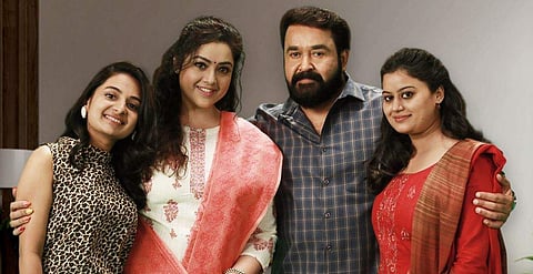 മോഹൻലാൽ മീനക്കും അൻസിബക്കും എസ്തറിനുമൊപ്പം/ ട്വിറ്റർ