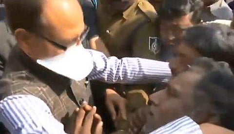 മധ്യപ്രദേശിലെ ബസ് അപകടത്തില്‍ മരിച്ചവരുടെ കുടുംബത്തെ ആശ്വസിപ്പിക്കുന്ന മുഖ്യമന്ത്രി
