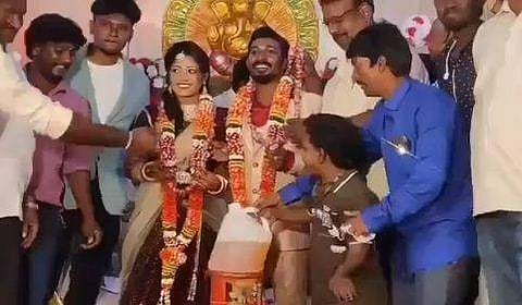 ഗ്യാസ് സിലിണ്ടറും പെട്രോളും കൂട്ടുകാരില്‍ നിന്ന് സമ്മാനമായി സ്വീകരിക്കുന്ന നവദമ്പതികള്‍
