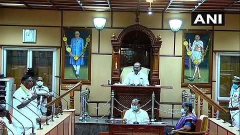 നിയമസഭയില്‍ നിന്ന് ഇറങ്ങിപ്പോകുന്നതിന് മുന്‍പ് മുഖ്യമന്ത്രി വി നാരായണ സ്വാമി സംസാരിക്കുന്നു/ എഎന്‍ഐ