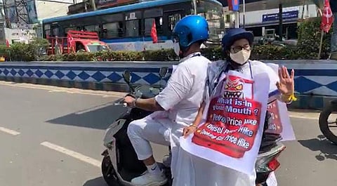 പ്രതിഷേധ ബാനറും തൂക്കി ഇലക്ട്രിക് സ്‌കൂട്ടറില്‍ സഞ്ചരിക്കുന്ന മമത ബാനര്‍ജി/ തൃണമൂല്‍ കോണ്‍ഗ്രസ് ട്വിറ്റര്‍