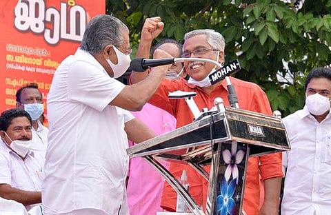 എല്‍ഡിഎഫിന്റെ തെക്കന്‍ മേഖലാ ജാഥയുടെ സമാപന വേദിയില്‍ മുഖ്യമന്ത്രി പിണറായി വിജയനും സിപിഐ നേതാവ് ബിനോയ് വിശ്വവും/വിന്‍സെന്റ് പുളിക്കല്‍