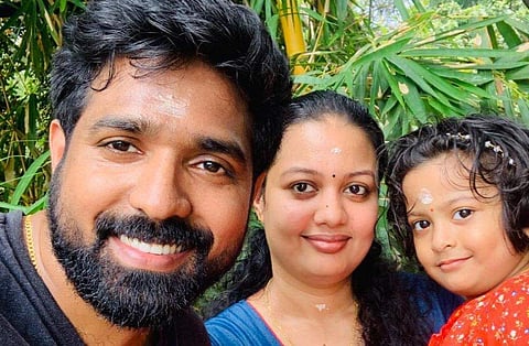 സൂരജ് ഭാര്യ ഭാര്യ അഞ്ജുവിനും മകൾ ഇഷാനിക്കുമൊപ്പം/ ഫേയ്സ്ബുക്ക്