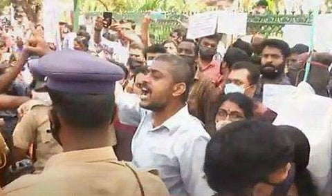 സെക്രട്ടറിയേറ്റിന് മുന്നില്‍ ഉദ്യോഗാര്‍ഥികള്‍ നടത്തിയ മാര്‍ച്ചിനിടെ ടെലിവിഷന്‍ ചിത്രം
