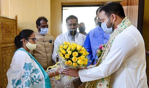 തേജസ്വി യാ​ദവിനെ സ്വീകരിക്കുന്ന മമത ബാനർജി/ പിടിഐ