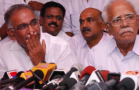 ടിപി പീതാംബരന്‍ എന്‍സിപി നേതാക്കള്‍ക്കൊപ്പം/ഫയല്‍