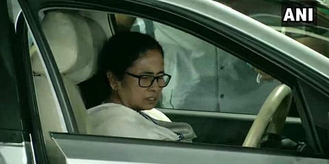ആശുപത്രിയില്‍ നിന്നും മടങ്ങുന്ന മുഖ്യമന്ത്രി മമത ബാനര്‍ജി / ചിത്രം എഎന്‍ഐ