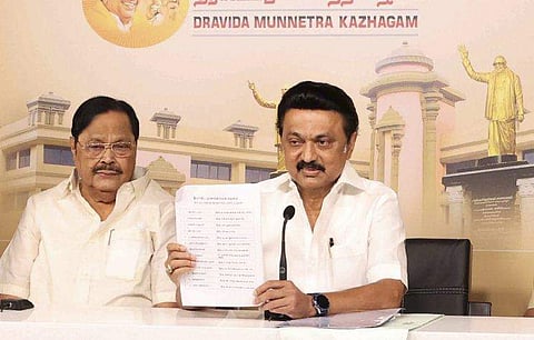 സ്റ്റാലിന്‍ ഡിഎംകെ മാനിഫെസ്റ്റോ പുറത്തിറക്കുന്നു / പിടിഐ ചിത്രം