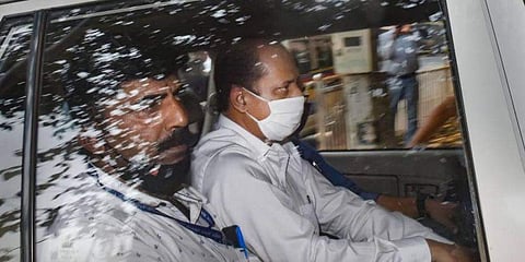 സച്ചിന്‍ വാസേയെ എന്‍ഐഎ കോടതിയിലേക്ക് കൊണ്ടുപോകുന്നു/ പിടിഐ ചിത്രം