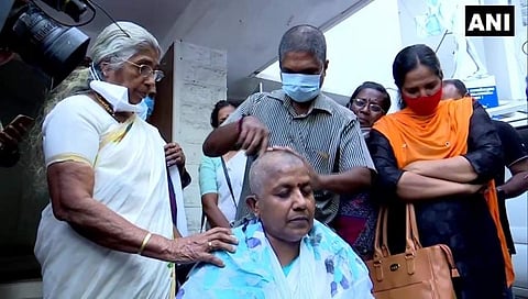 ലതിക സുഭാഷ് തല മുണ്ഡനം ചെയ്ത് പ്രതിഷേധിക്കുന്നു/എഎന്‍ഐ