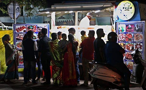 നിയന്ത്രണങ്ങള്‍ പാലിക്കാതെ ജനക്കൂട്ടം / ഫയല്‍ ചിത്രം