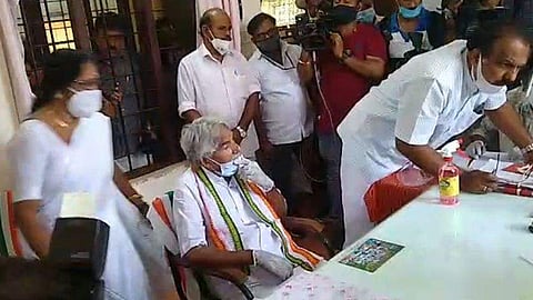 ഉമ്മന്‍ചാണ്ടി നാമനിര്‍ദേശ പത്രിക സമര്‍പ്പിക്കുന്നു / ഫെയ്‌സ്ബുക്ക് ലൈവ്‌