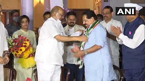 പിസി ചാക്കോയെ എന്‍സിപി നേതാവ് ശരത് പവാര്‍ ഷാള്‍ അണിയിക്കുന്നു / ചിത്രം എഎന്‍ഐ