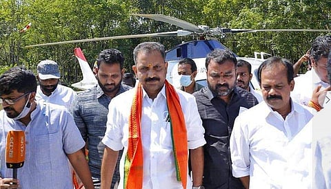 സുരേന്ദ്രന്‍ പെരുനാട്ടില്‍ ഹെലികോപ്റ്ററില്‍ വന്നിറങ്ങുന്നു / ഫെയ്‌സ്ബുക്ക് ചിത്രം