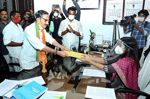 എംടി രമേശ് നാമനിര്‍ദേശപത്രിക സമര്‍പ്പിക്കുന്നു /ചിത്രം ഫെയ്‌സ്ബുക്ക്‌