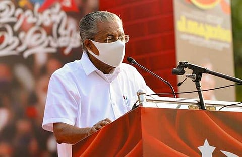 പൊന്നാനിയിലെ യോഗത്തില്‍ മുഖ്യമന്ത്രി പ്രസംഗിക്കുന്നു/സിപിഎം മലപ്പുറം ഡിസി ഫെയ്‌സ്ബുക്കില്‍ പങ്കുവച്ച ചിത്രം