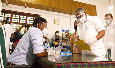 പിണറായി വിജയന്‍ നാമനിര്‍ദേശ പത്രിക നല്‍കുന്നു / ‌ഫയൽ ചിത്രം