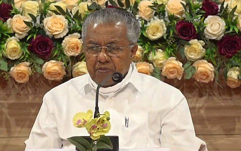 പിണറായി വിജയന്‍ വാര്‍ത്താസമ്മേളനത്തില്‍ / ഫെയ്‌സ്ബുക്ക്‌