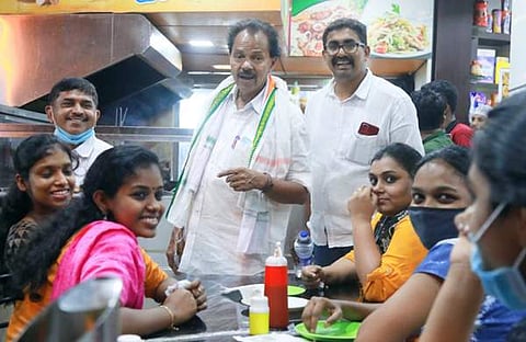 പിടി തോമസ് പ്രചാരണത്തിനിടെ/ഫെയ്‌സ്ബുക്ക്‌