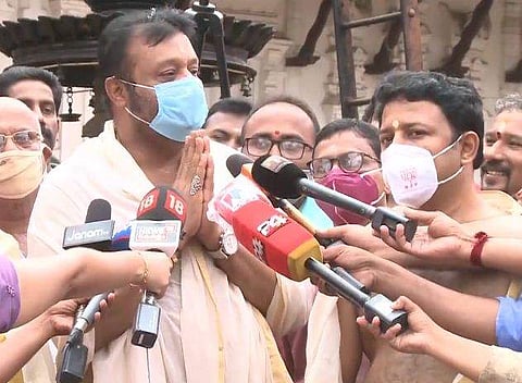 സുരേഷ് ഗോപി മാധ്യമങ്ങളോട് സംസാരിക്കുന്നു/ ടെലിവിഷന്‍ ചിത്രം