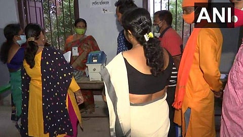 വോട്ടെടുപ്പിനുള്ള മുന്നൊരുക്കങ്ങളില്‍ ഉദ്യോഗസ്ഥര്‍ / എഎന്‍ഐ ചിത്രം