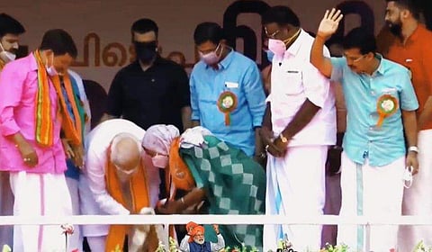 സ്ഥാനാര്‍ഥിയുടെ കാല്‍ തൊട്ട് വന്ദിക്കുന്ന മോദി