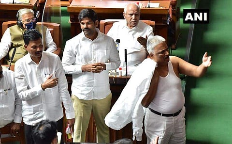 കോണ്‍ഗ്രസ് എംഎല്‍എ സഭയില്‍ പ്രതിഷേധിക്കുന്നു / എഎന്‍ഐ ചിത്രം