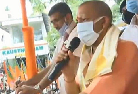 അടുരില്‍ റോഡ് ഷോയ്ക്കിടെ യോഗി ആദിത്യനാഥ് സംസാരിക്കുന്നു / ചിത്രം ഫെയസ്ബുക്ക്