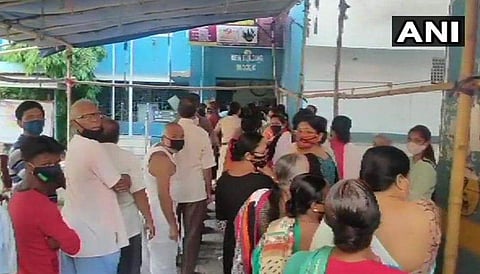 ജനങ്ങള്‍ വോട്ടു ചെയ്യാന്‍ ക്യൂ നില്‍ക്കുന്നു / എഎന്‍ഐ