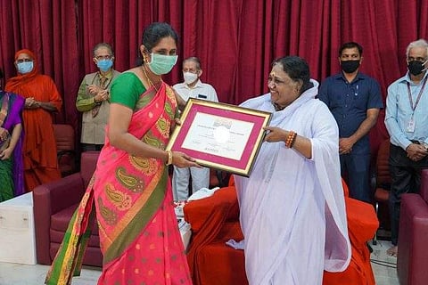 അമൃത ഇന്നൊവേഷൻ & റിസർച്ച് അവാർഡ് സമ്മാനിക്കുന്ന ചടങ്ങിൽ നിന്ന്