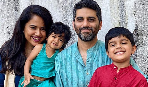 സമീറ റെഡ്ഡി ഭർത്താവിനും മക്കൾക്കുമൊപ്പം/ ഫേയ്സ്ബുക്ക്